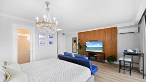 Room - 18th Floor Designer Condo w/ Pool + Sauna (Honolulu)