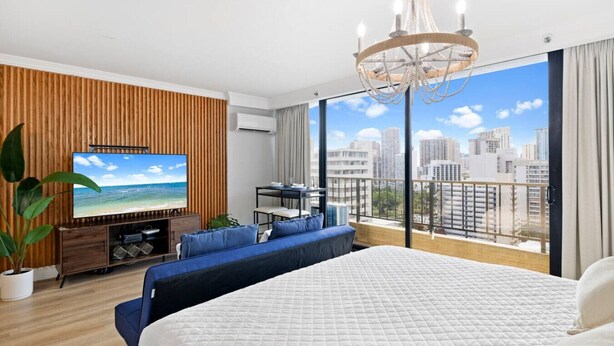 Room - 18th Floor Designer Condo w/ Pool + Sauna (Honolulu)