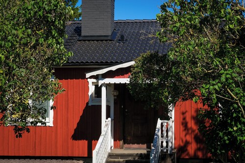 Rural guest room near town with fast free Wifi. Pets allowed!