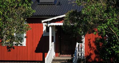 Rural guest room near town with fast free Wifi. Pets allowed!