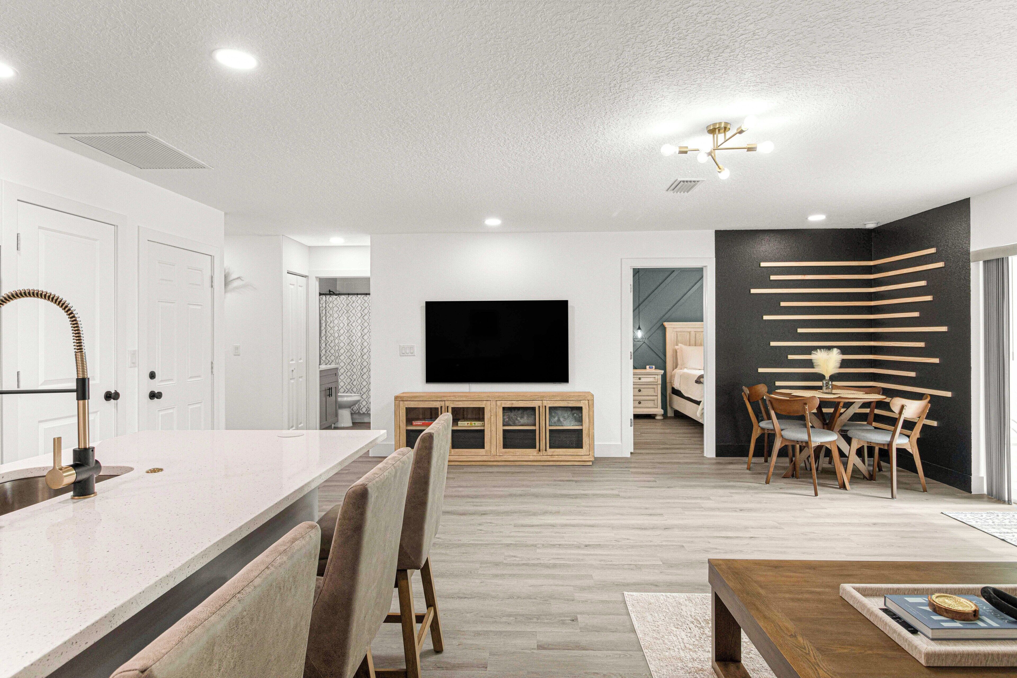 3 habitaciones, tabla de planchar con plancha y cuna de viaje 