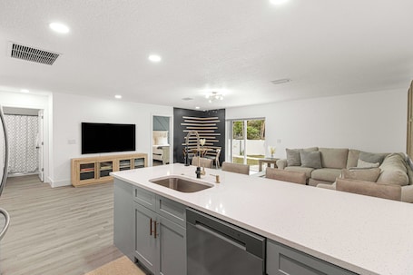 Interior. Santos Place -New Built Home -4Mins To Trailhead- Centrally Located!
