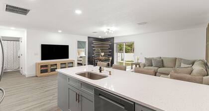 Santos Place -New Built Home -4Mins To Trailhead- Centrally Located!