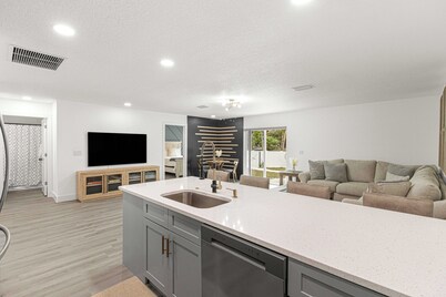 Santos Place -New Built Home -4Mins To Trailhead- Centrally Located!