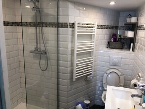 Hårføner, håndklær, såpe og toalettpapir