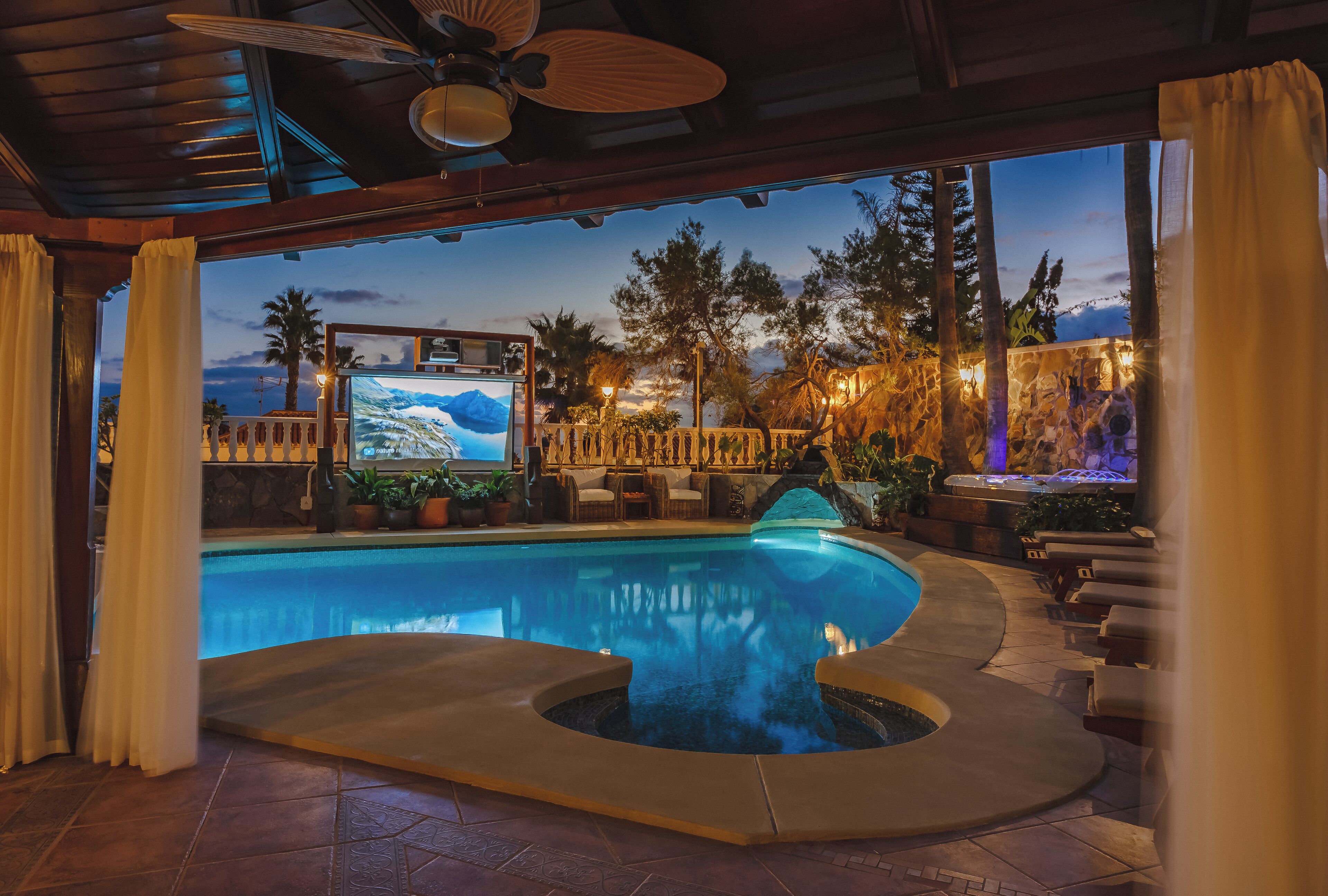 Een buitenzwembad en een verwarmd zwembad