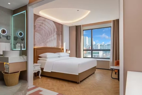 Business Single Room | Desk, laptop workspace, blackout drapes, soundproofing