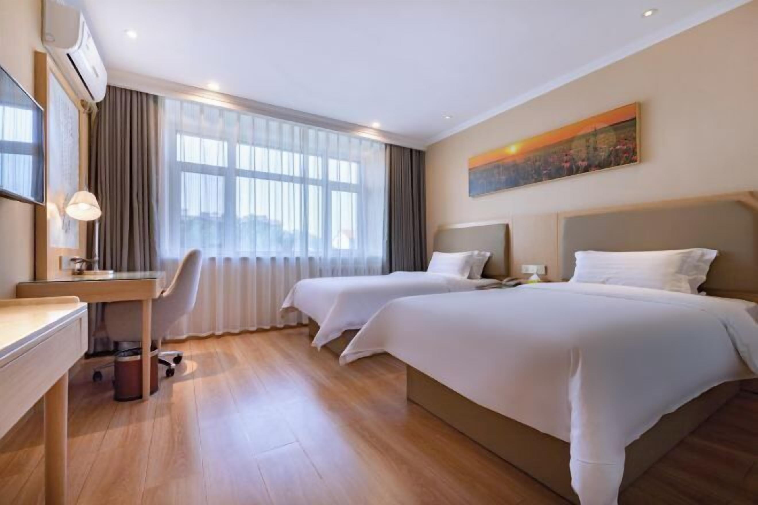 Una scrivania, postazione laptop, tende oscuranti, insonorizzazione