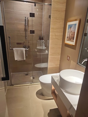Shower, rainfall showerhead, free toiletries, hair dryer - Vienna Hotel (Jinan Huayuan Road ) (Jinan)