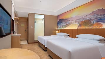 Business Double Room | Desk, laptop workspace, blackout drapes, soundproofing