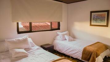 Habitación de lujo, vista al patio | Ropa de cama de alta calidad, edredón y camas con pillow-top