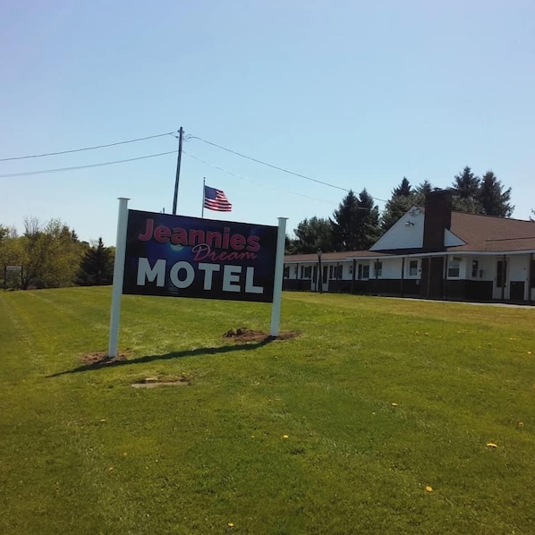 Front of property - Jeannies Dream Motel (West Winfield)