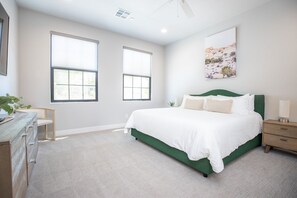 7 bedrooms, iron/ironing board, travel crib, free WiFi - Sleeps 25, XL Rooms with King Beds + Bunk Room, 86"TV, 2 Pools & Hot Tub (Hurricane)