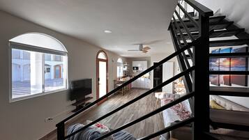 Casa de ciudad familiar, balcón, vista parcial al océano | Área de sala de estar | Televisión