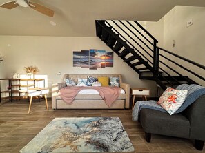 Familien-Stadtwohnung, Balkon, eingeschränkter Meerblick | Wohnbereich | Fernseher