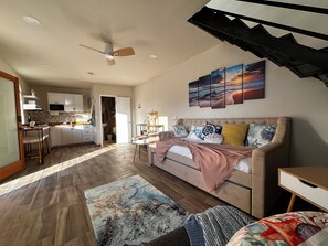 Residenza familiare, balcone, vista oceano parziale | Area soggiorno | TV