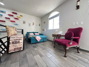 Exclusive-Stadtwohnung, Balkon, Meerblick | Laptopgeeigneter Arbeitsplatz, Bügeleisen/Bügelbrett, kostenloses WLAN