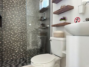 Deluxe Studio Suite, Ocean View | Bathroom - Las Mariposas Mini Suites (Playas de Rosarito)