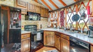 Una cucina con mobili in legno, un forno e una lavastoviglie.