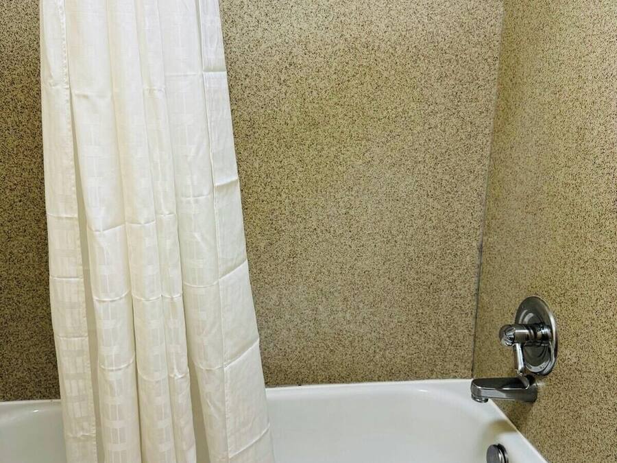 Bañera, toallas, jabón, shampoo