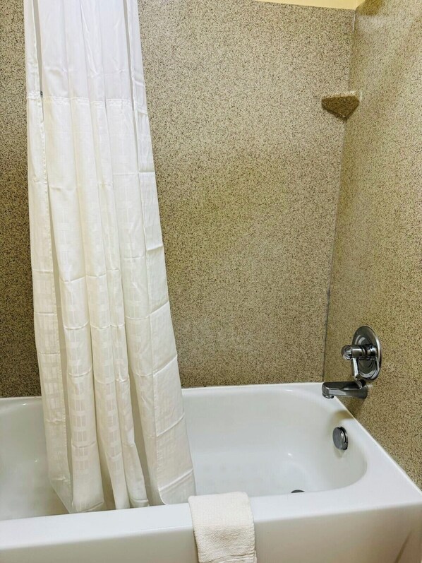 Basic Room, Non Smoking, Private Bathroom | Bathroom - EXECUTIVE INN (Richmond)