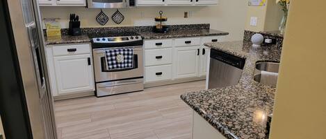 Mikrowelle, Ofen, Herdplatte, Geschirrspüler