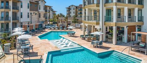 Una piscina al aire libre de temporada