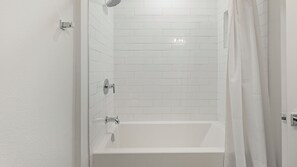 Apartamento, 2 habitaciones | Baño | Artículos de higiene personal gratuitos, secador de pelo y toallas