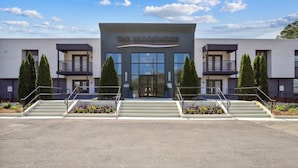 L'edificio Brookwood con facciata moderna, due balconi e un ingresso ben visibile.