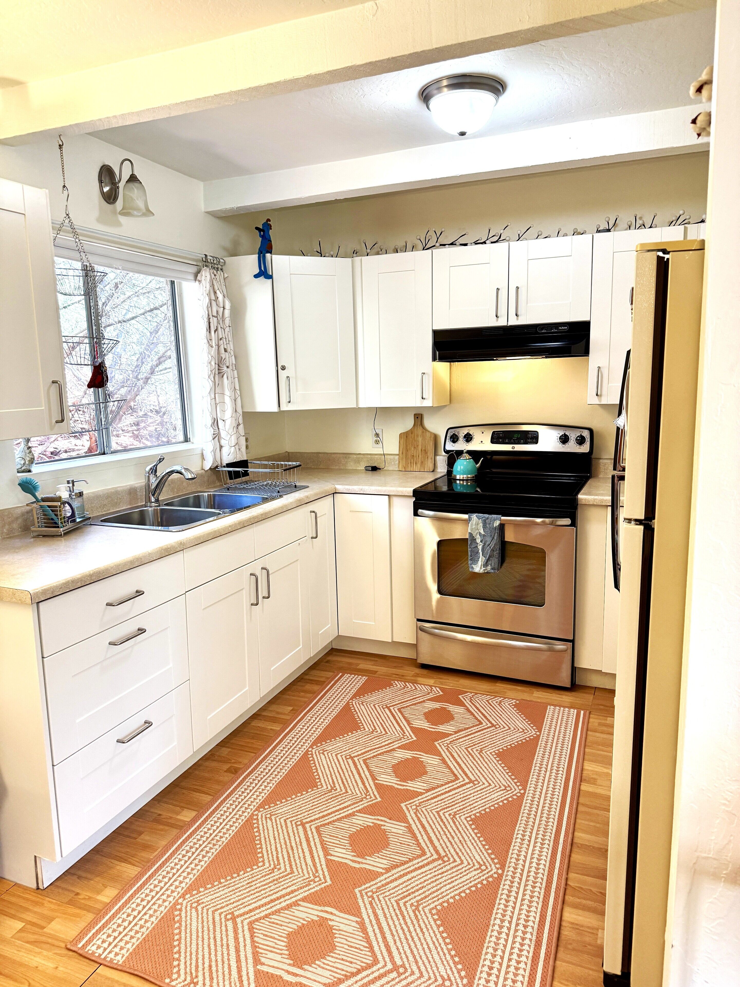 Jääkaappi, mikroaaltouuni, uuni, liesi