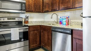 Full-size fridge, microwave, oven, stovetop