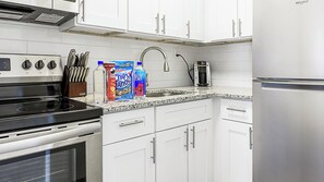 Studio | Cuisine privée | Réfrigérateur grande capacité avec congélateur, four à micro-ondes