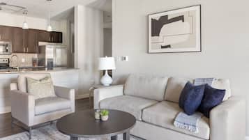 Appartement, 2 slaapkamers | Woonruimte | Een 40-inch televisie met digitale zenders