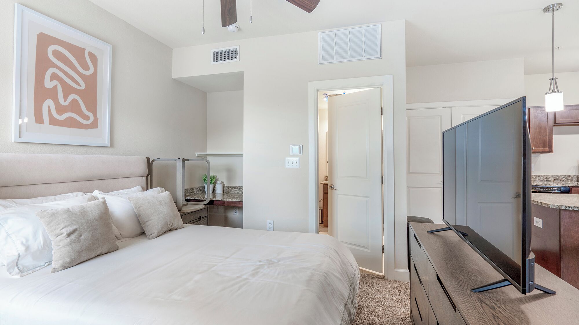 Studio | Individuelt dekorert, individuelt innredet og strykejern/-brett