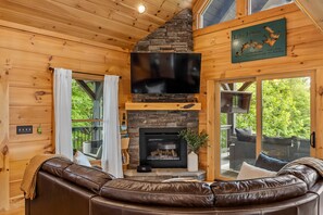 Smart TV, fireplace, DVD player, table football - Cozy cabin, stunning mountain views near Lake James. Perfect for a winter fire. (Nebo)