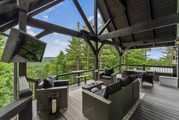 Outdoor dining - Cozy cabin, stunning mountain views near Lake James. Perfect for a winter fire. (Nebo)