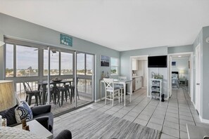 Living area - Charming 2-bedroom condo in amazing Venice with AC, WiFi (Venice)