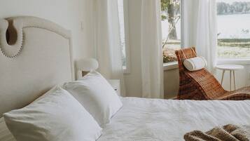 2 bedrooms, desk, iron/ironing board, travel crib