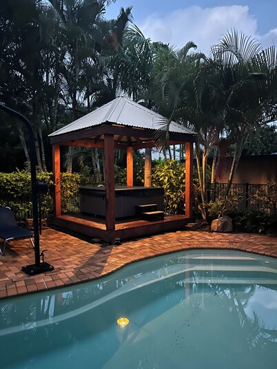 Synergy Beachside Nudist Retreat 2 minute walk to beach A/C King bed breakfast 