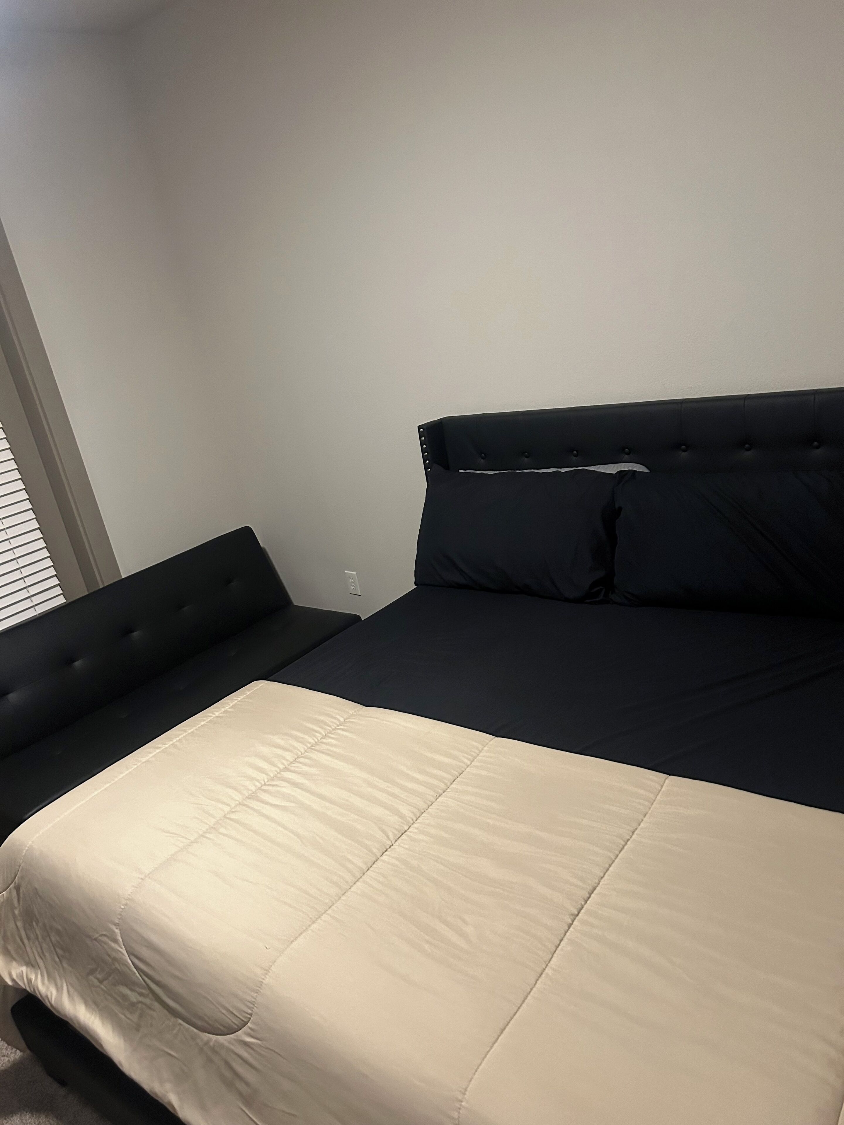 Spacious, minimalistic1-bedroom apartment with AC, WiFi in awesome Houston