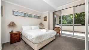 1 bedroom, free WiFi, bed sheets - Central Canberra Stay Cozy Braddon Apartment with Parking (Braddon)