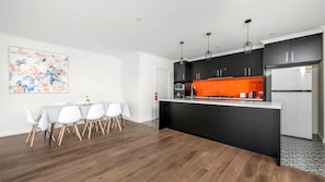 Réfrigérateur, micro-ondes, plaque de cuisson, lave-vaisselle
