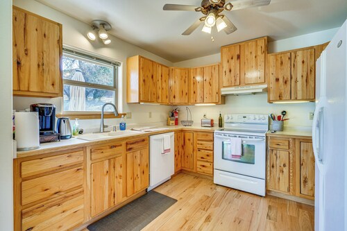 Vacation Home With Breathtaking Views, Ample Parking and Pool Table