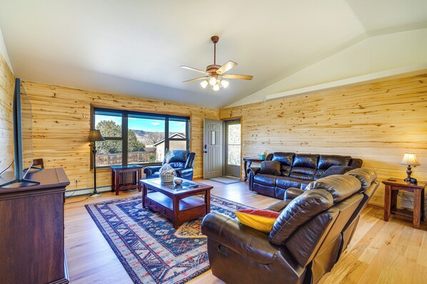 Smart TV, DVD player - Vacation Home With Breathtaking Views, Ample Parking and Pool Table (Cañon City)