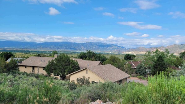 A residential area with houses surrounded by greenery and mountains in the background. - Vacation Home With Breathtaking Views, Ample Parking and Pool Table (Cañon City)