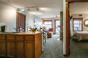 1 bedroom, iron/ironing board, free WiFi, bed sheets - Rimfire 323 - 1 Br/ Adjoins with Rimfire 322- 1Br (Snowshoe)