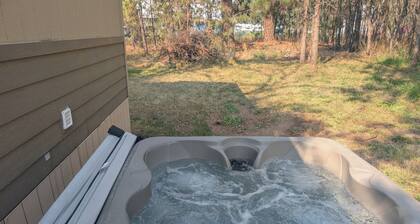 Cozy 1-bedroom, Private Hot-tub and High speed WiFi in Charming Chattaroy...