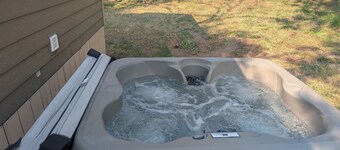 Cozy 1-bedroom, Private Hot-tub and High speed WiFi in Charming Chattaroy...