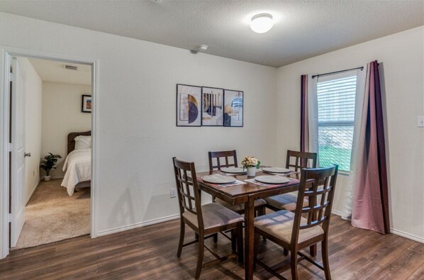 Dining - Charming 3-bedroom house with AC and WiFi in lovely Dallas (Dallas)