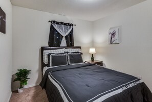 3 bedrooms, iron/ironing board, WiFi, bed sheets - Charming 3-bedroom house with AC and WiFi in lovely Dallas (Dallas)